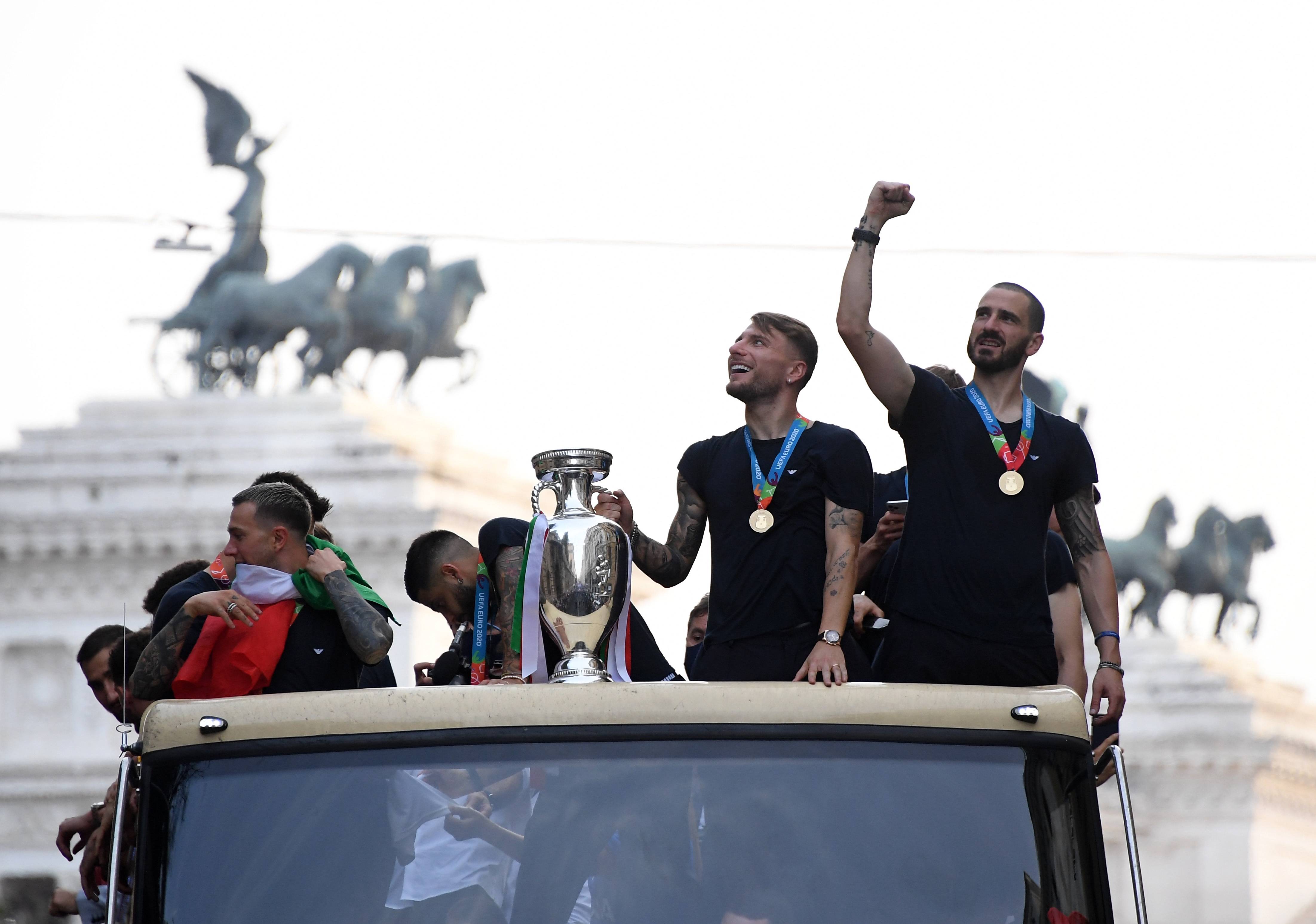 关于西方球队掀起热潮，球迷疯狂欢呼的信息