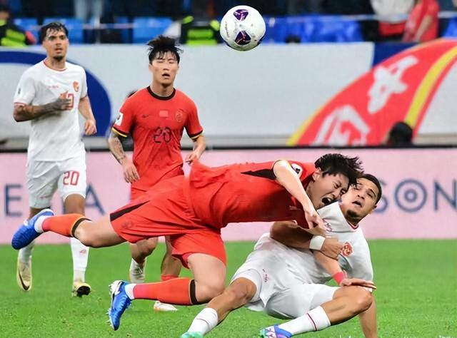 关于情绪激昂!场上球员热血搏击的信息 关于情绪激昂!场上球员热血搏击的信息